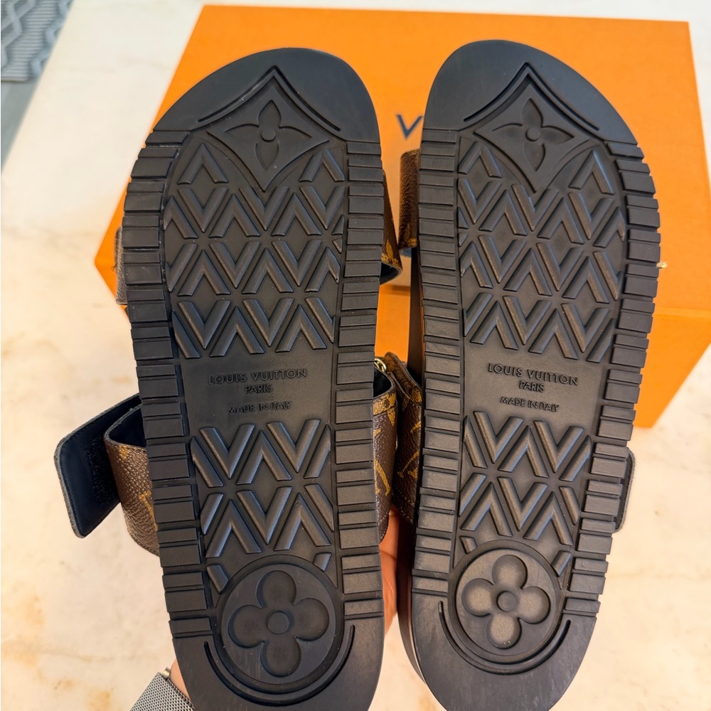 Louis Vuitton Bom Dia Flat Comfort Mule - Picture 9 of 10